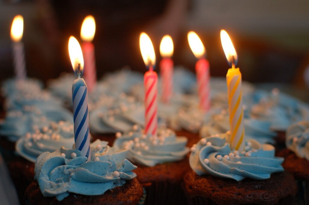 cupcakes candles candlelight 380178